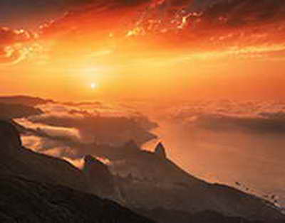 На юге Москвы горит склад